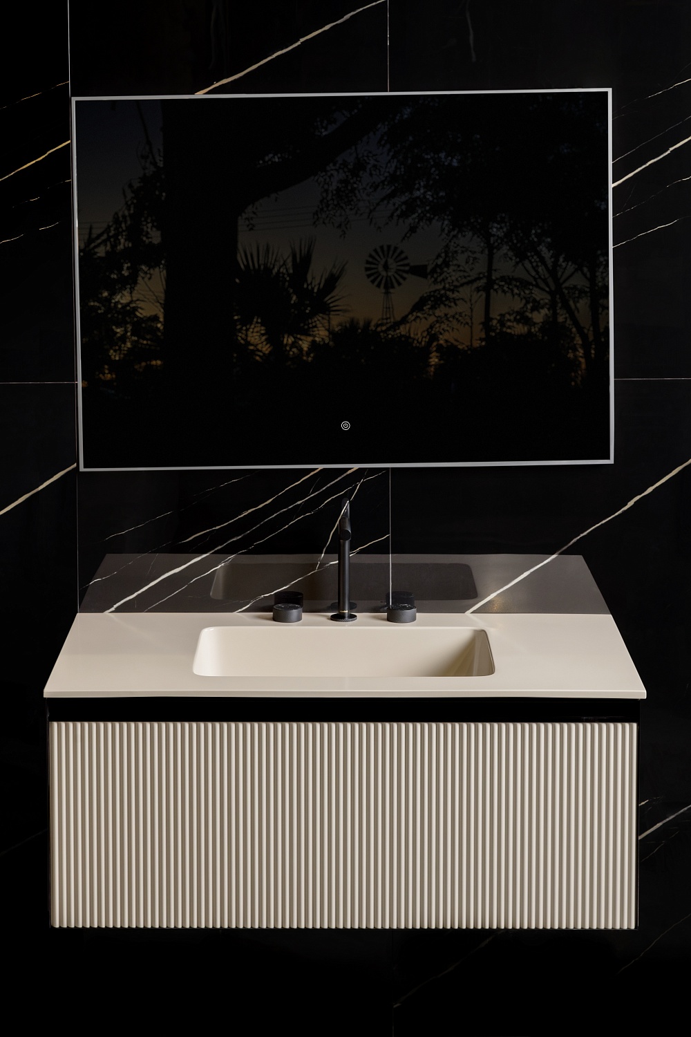 Несколько вариантов исполнения тумбы quatro в шоуруме